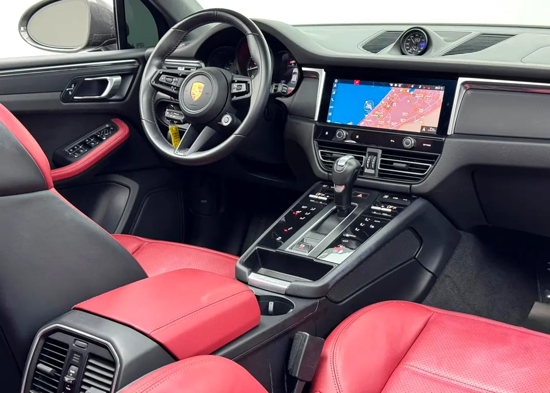 PORSCHE Macan T 2023 - photo 12 - Import Émirats | International Cars