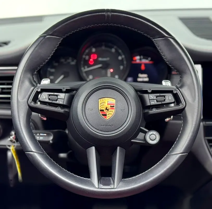 PORSCHE Macan T 2023 - photo 7 - Import Émirats | International Cars