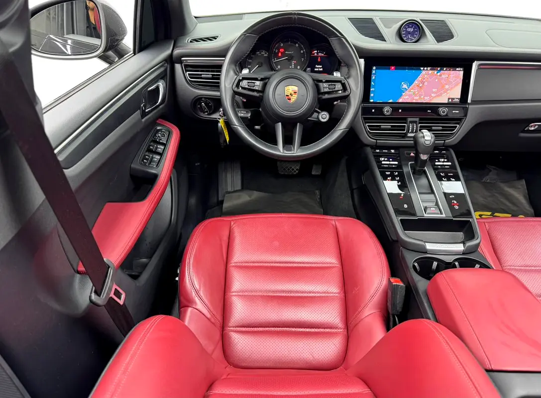 PORSCHE Macan T 2023 - photo 8 - Import Émirats | International Cars