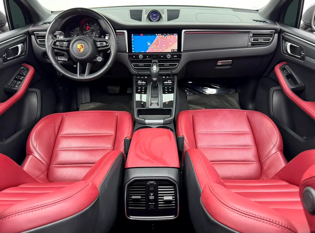 PORSCHE Macan T 2023 - photo 9 - Import Émirats | International Cars