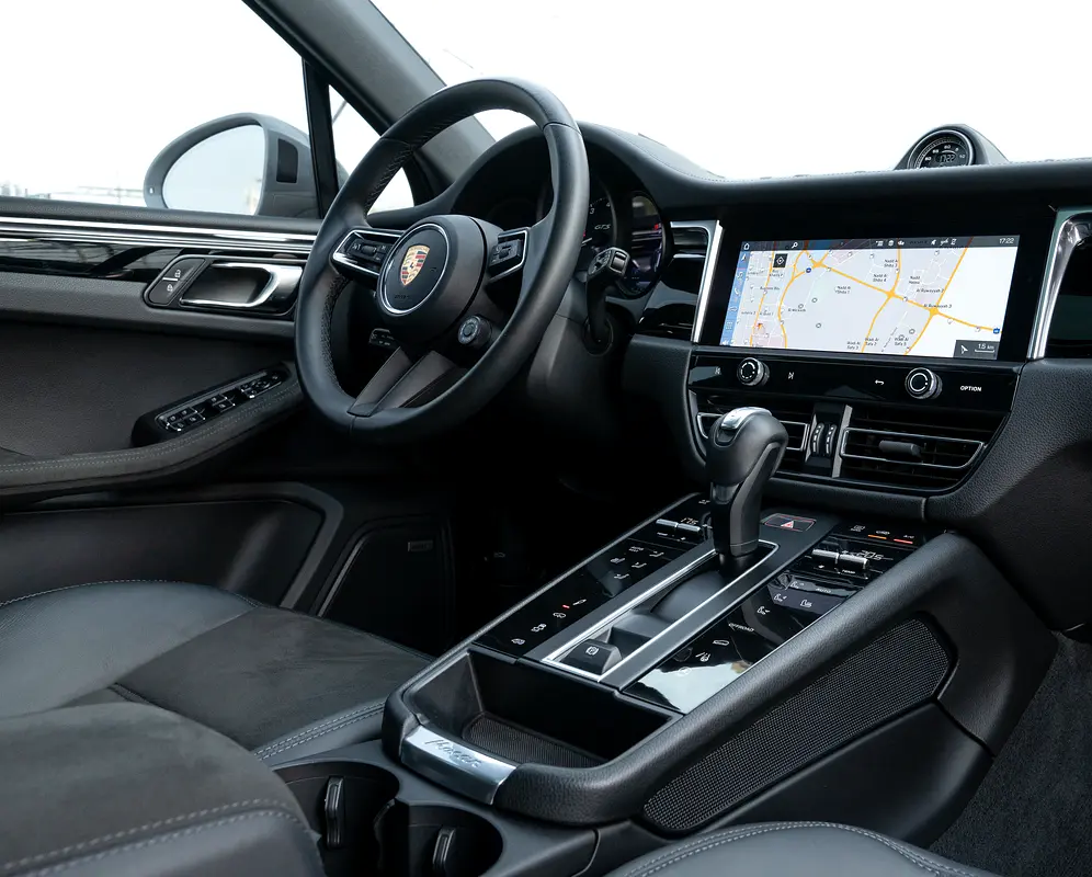 PORSCHE Macan GTS 2023 - photo 11 - Import Émirats | International Cars