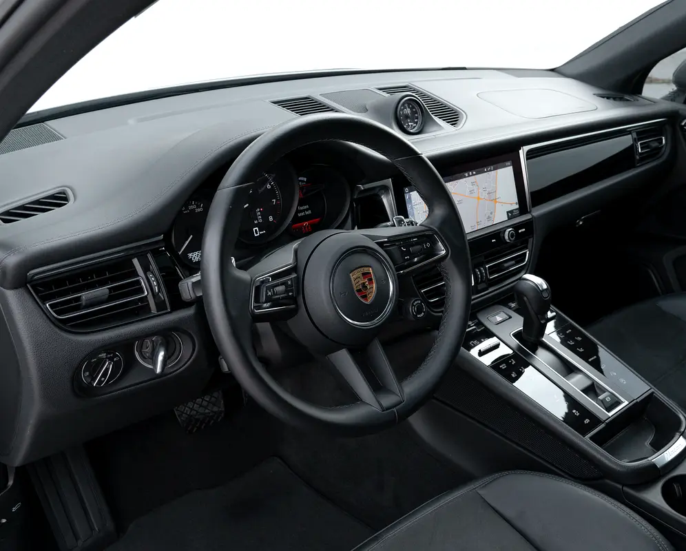 PORSCHE Macan GTS 2023 - photo 9 - Import Émirats | International Cars