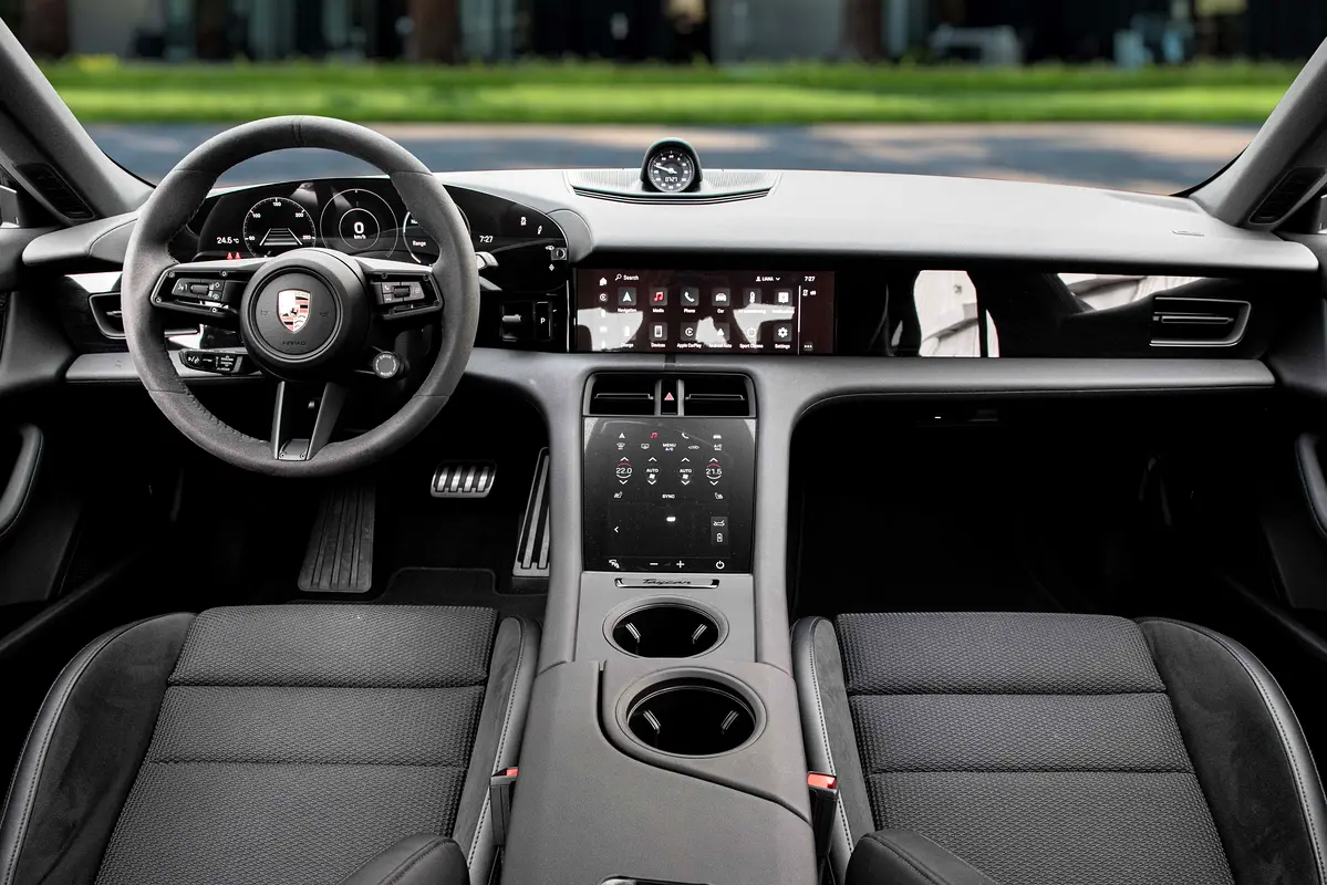 PORSCHE Taycan Standard 2023 - photo 8 - Import Émirats | International Cars