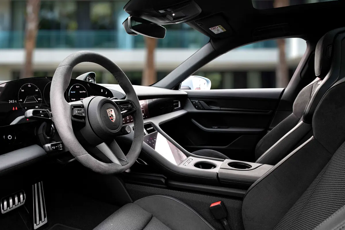 PORSCHE Taycan Standard 2023 - photo 9 - Import Émirats | International Cars