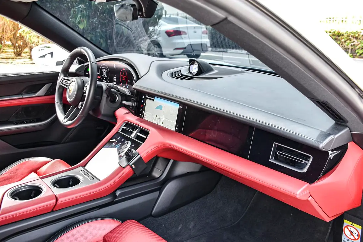 PORSCHE Taycan 4S 2025 - photo 10 - Import Émirats | International Cars