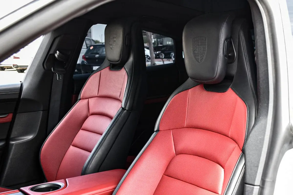 PORSCHE Taycan 4S 2025 - photo 11 - Import Émirats | International Cars