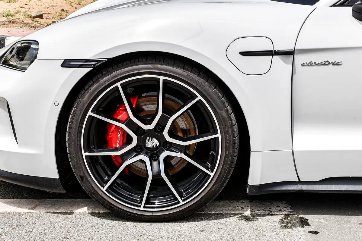 PORSCHE Taycan 4S 2025 - photo 12 - Import Émirats | International Cars