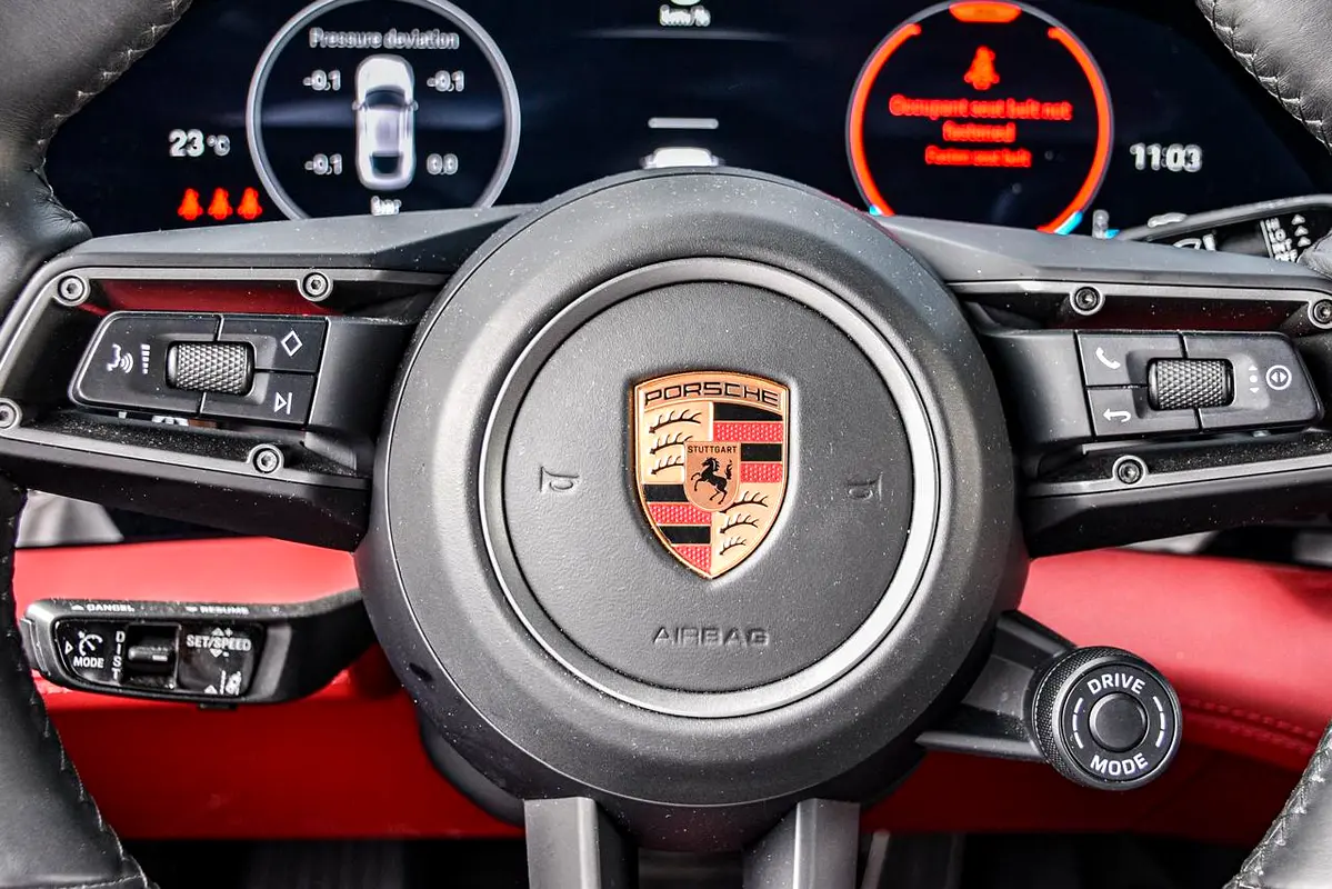 PORSCHE Taycan 4S 2025 - photo 9 - Import Émirats | International Cars