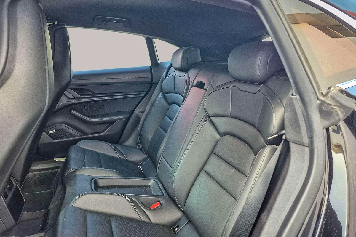 PORSCHE Taycan 4 Cross Turismo 2022 - photo 11 - Import Émirats | International Cars