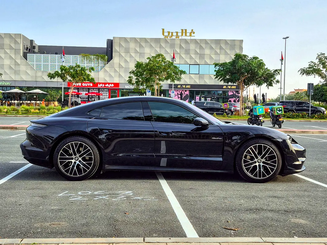 PORSCHE Taycan Standard 2023 - photo 4 - Import Émirats | International Cars