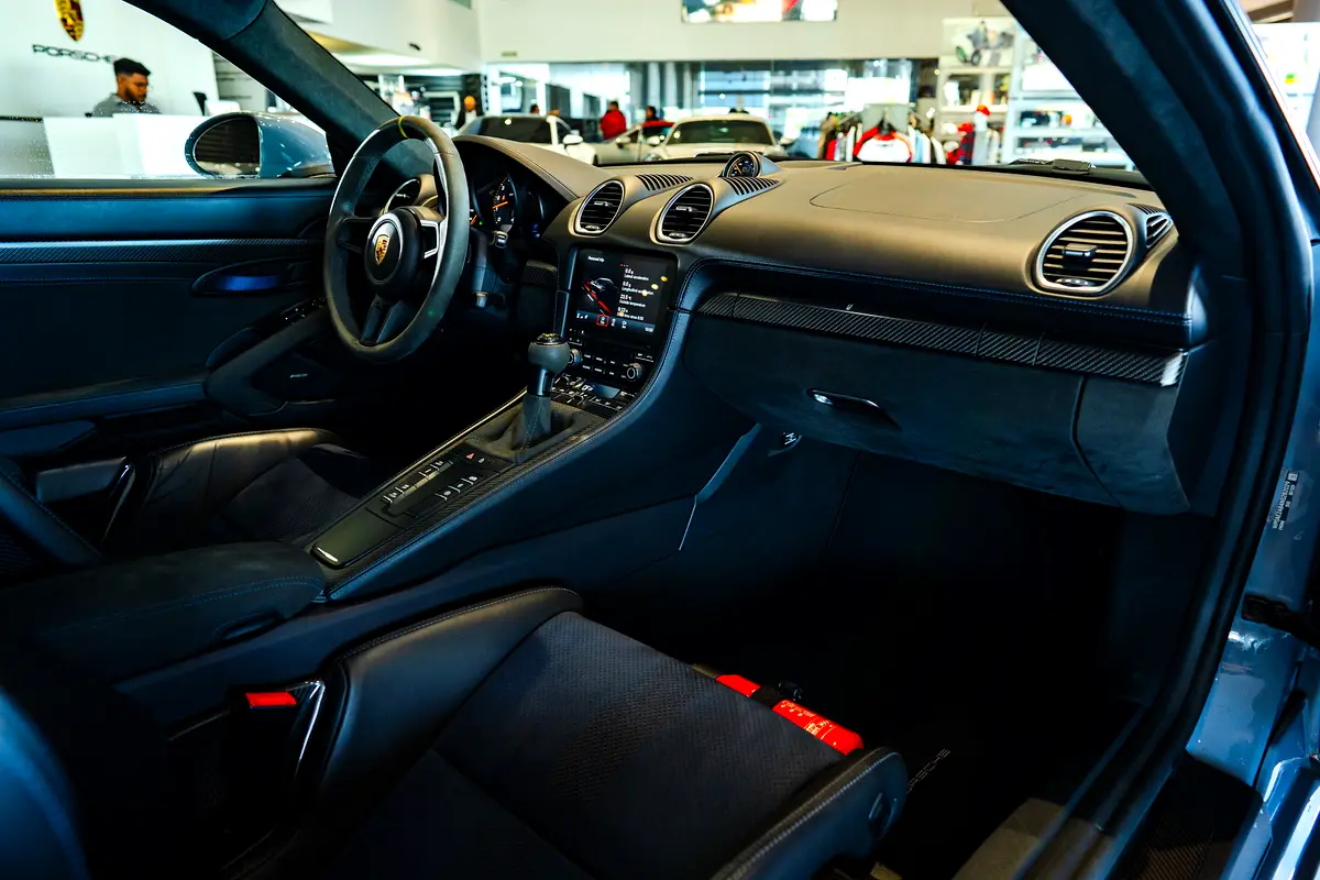PORSCHE Cayman GT4 RS 2022 - photo 11 - Import Émirats | International Cars