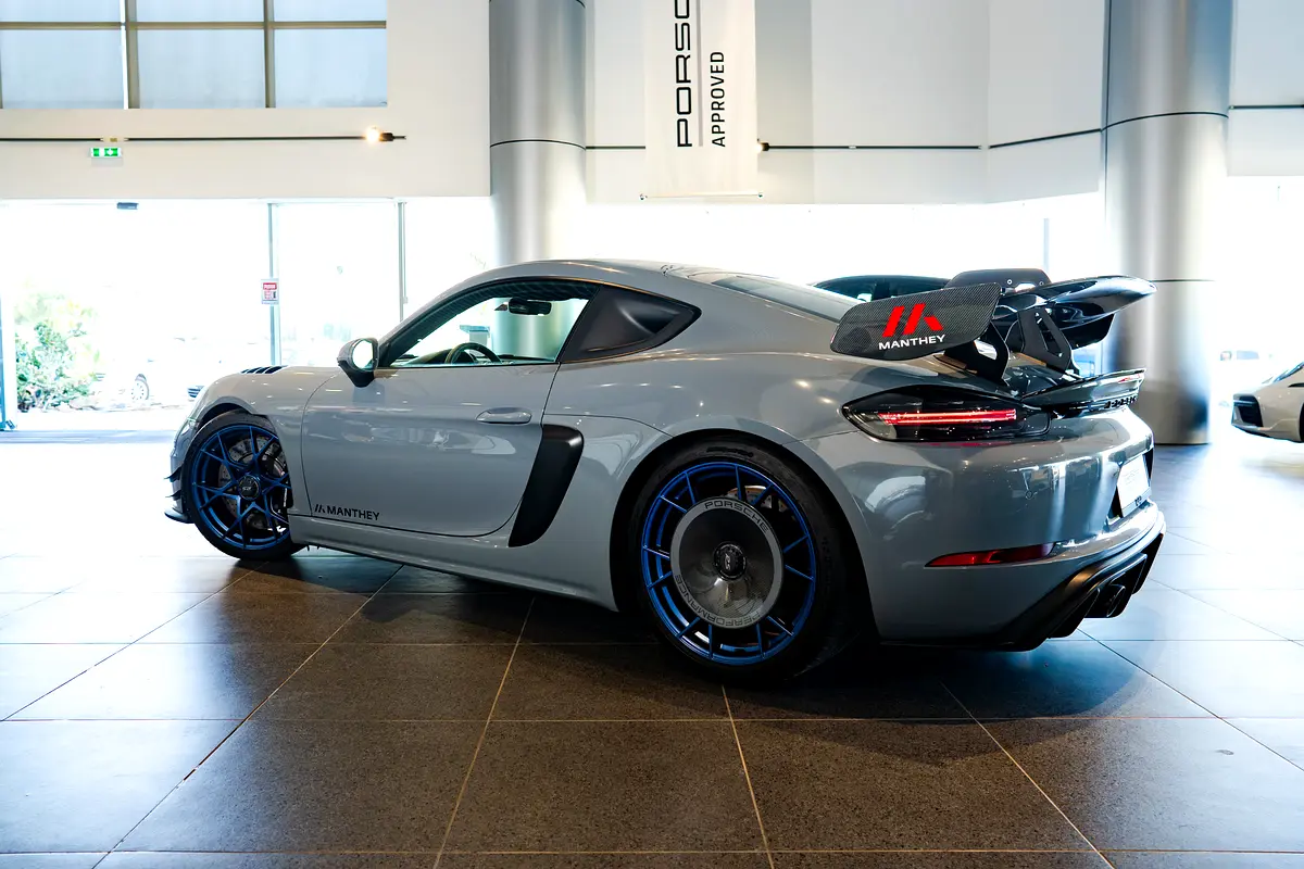 PORSCHE Cayman GT4 RS 2022 - photo 4 - Import Émirats | International Cars