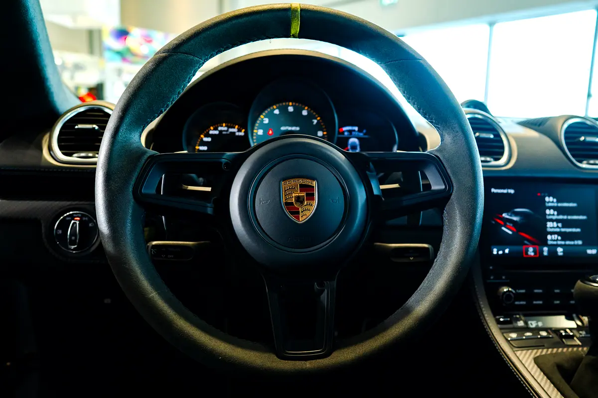 PORSCHE Cayman GT4 RS 2022 - photo 8 - Import Émirats | International Cars