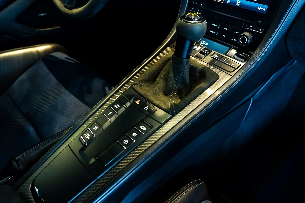 PORSCHE Cayman GT4 RS 2022 - photo 9 - Import Émirats | International Cars