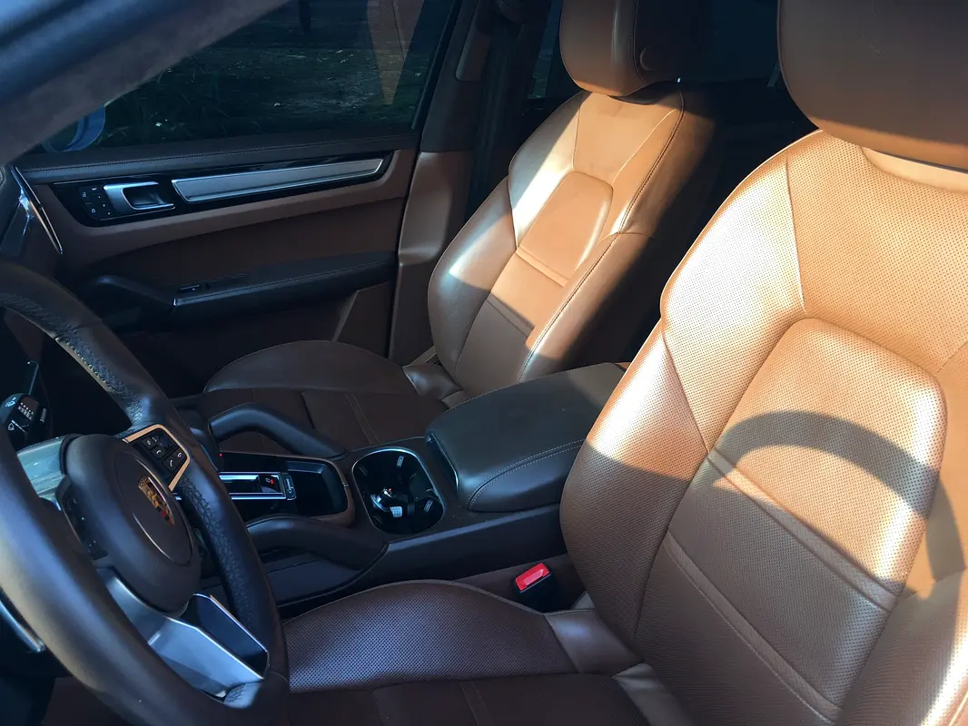 PORSCHE Cayenne S 2022 - photo 6 - Import Émirats | International Cars