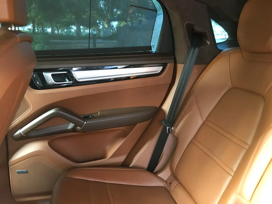 PORSCHE Cayenne S 2022 - photo 7 - Import Émirats | International Cars