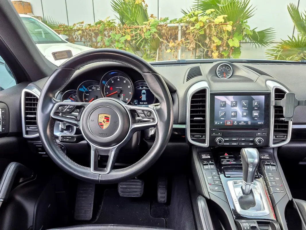 PORSCHE Cayenne Platinum Edition 2017 - photo 10 - Import Émirats | International Cars