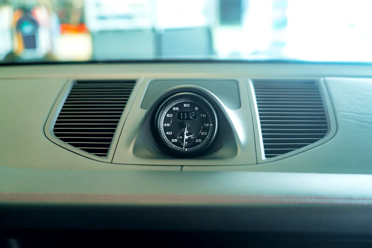 PORSCHE Macan Standard 2023 - photo 10 - Import Émirats | International Cars