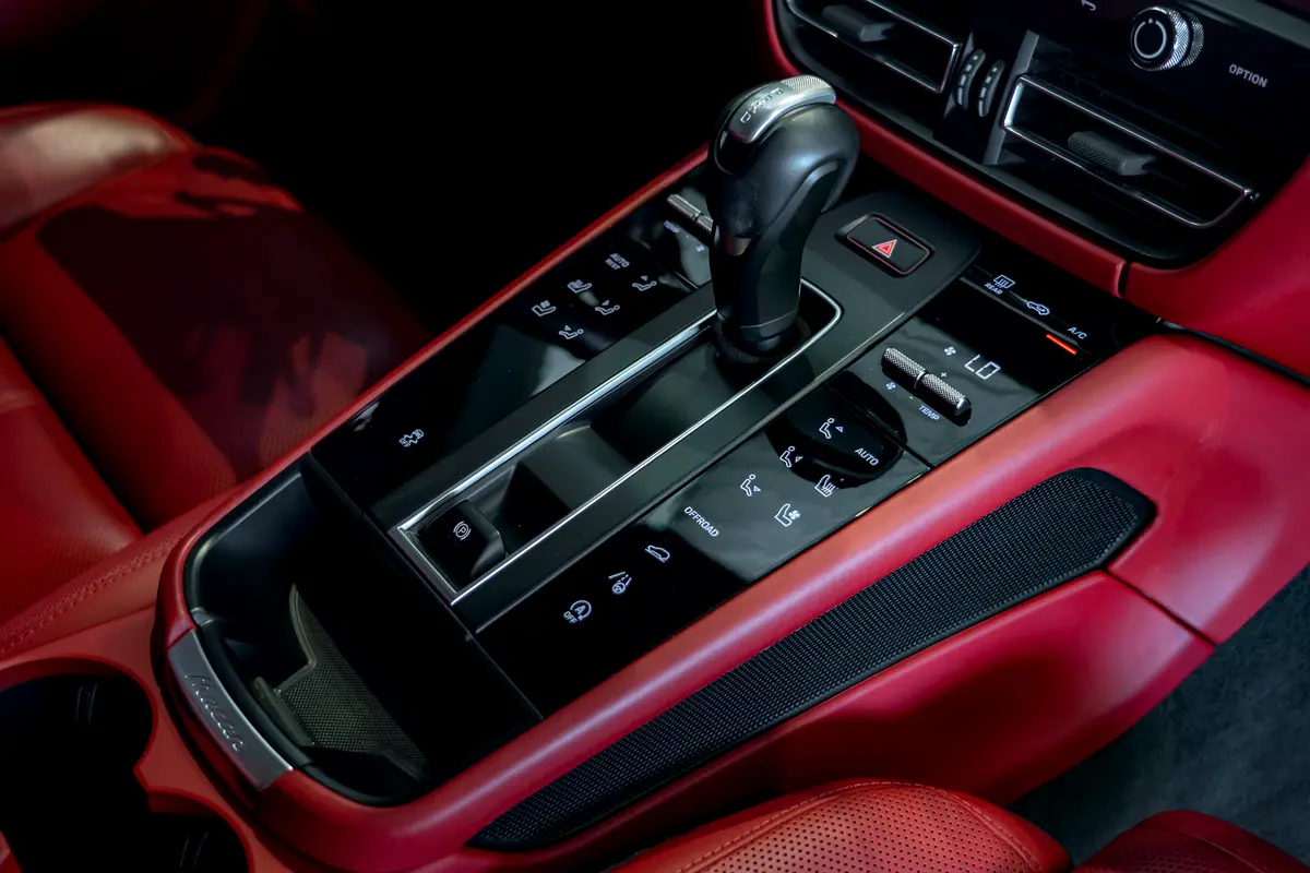 PORSCHE Macan Standard 2023 - photo 11 - Import Émirats | International Cars