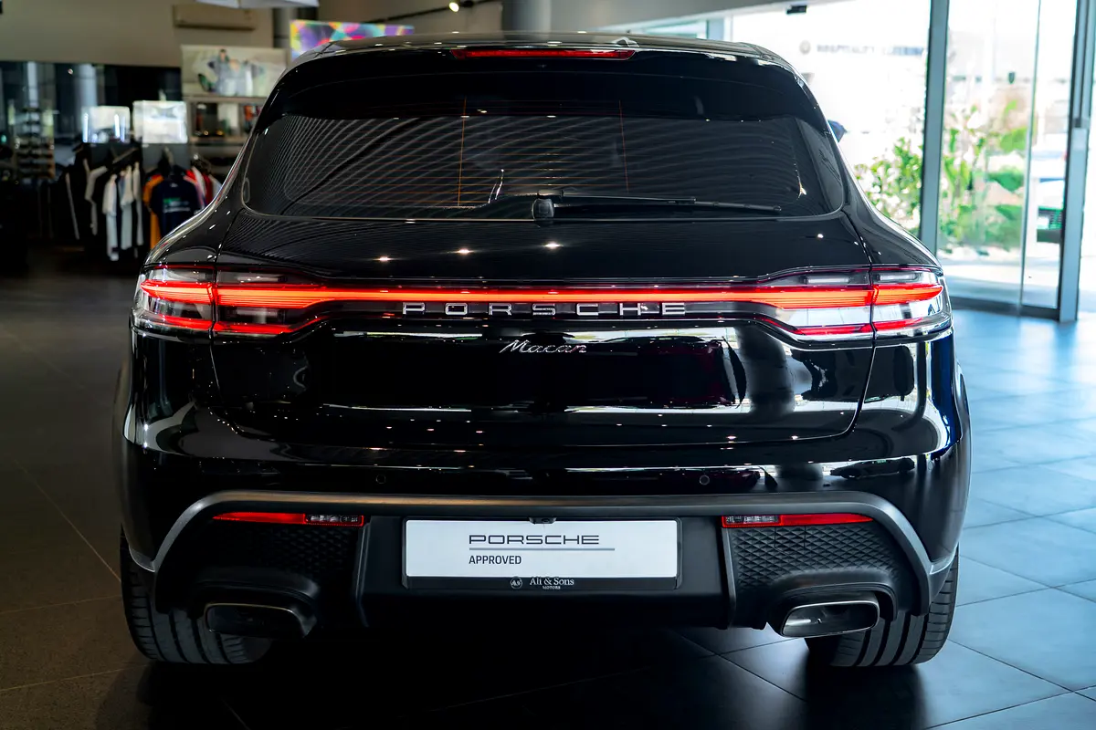 PORSCHE Macan Standard 2023 - photo 8 - Import Émirats | International Cars