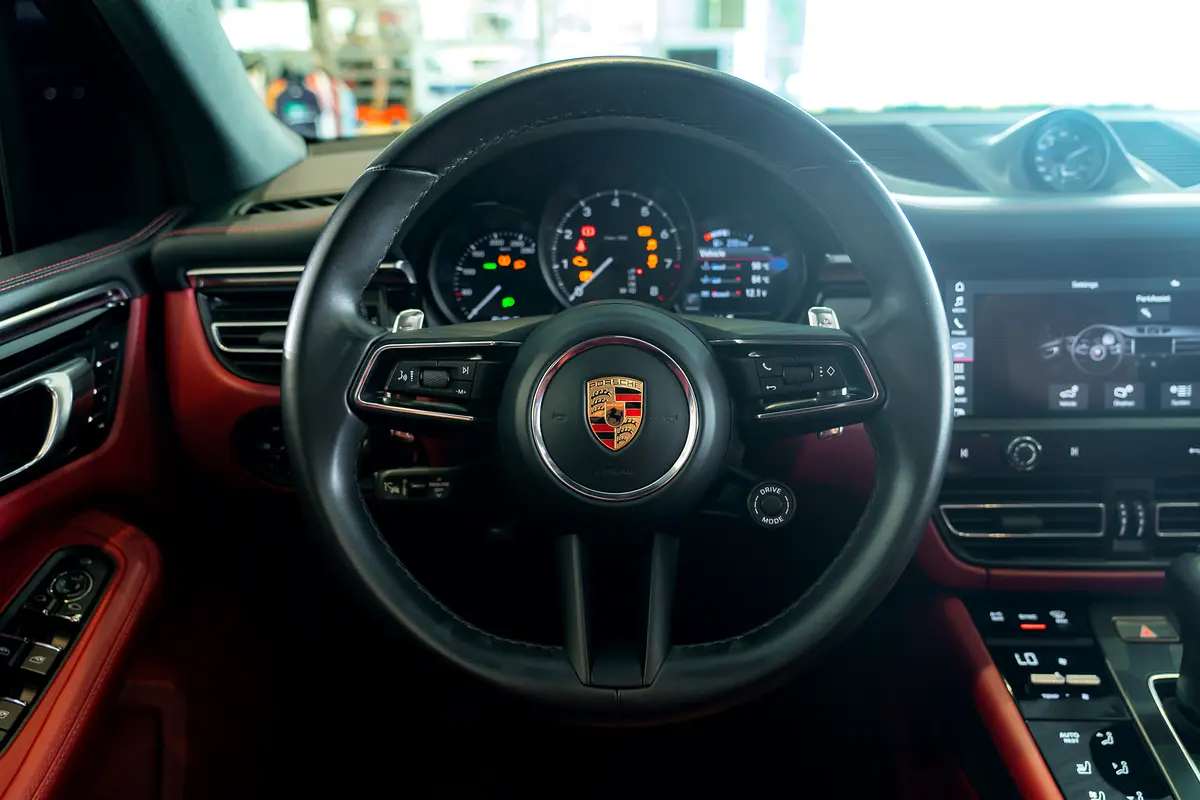 PORSCHE Macan Standard 2023 - photo 9 - Import Émirats | International Cars