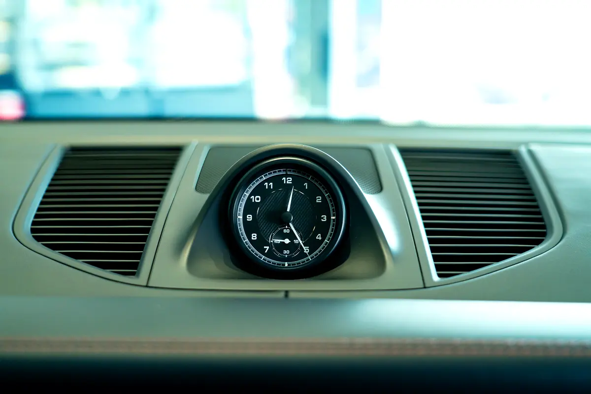 PORSCHE Macan Standard 2024 - photo 10 - Import Émirats | International Cars