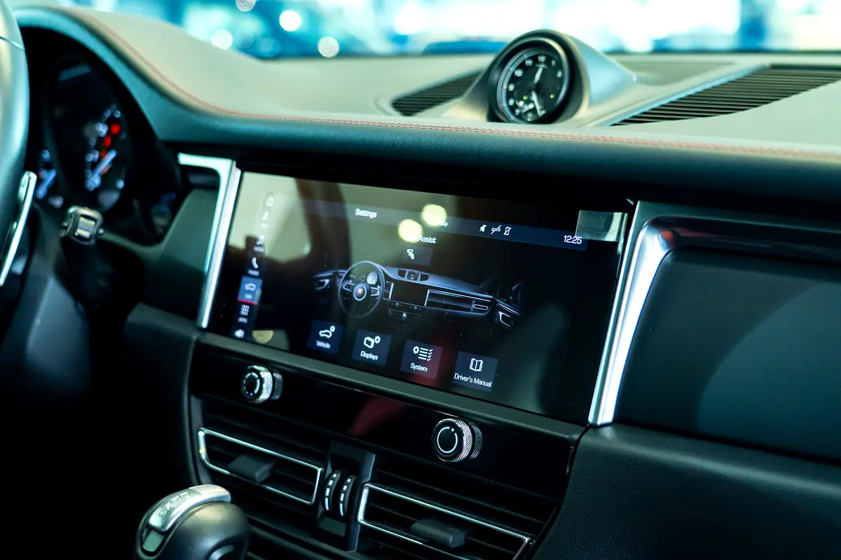 PORSCHE Macan Standard 2024 - photo 11 - Import Émirats | International Cars