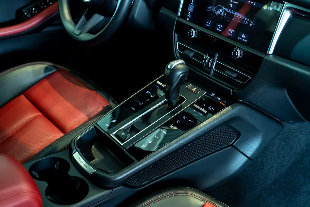 PORSCHE Macan Standard 2024 - photo 12 - Import Émirats | International Cars