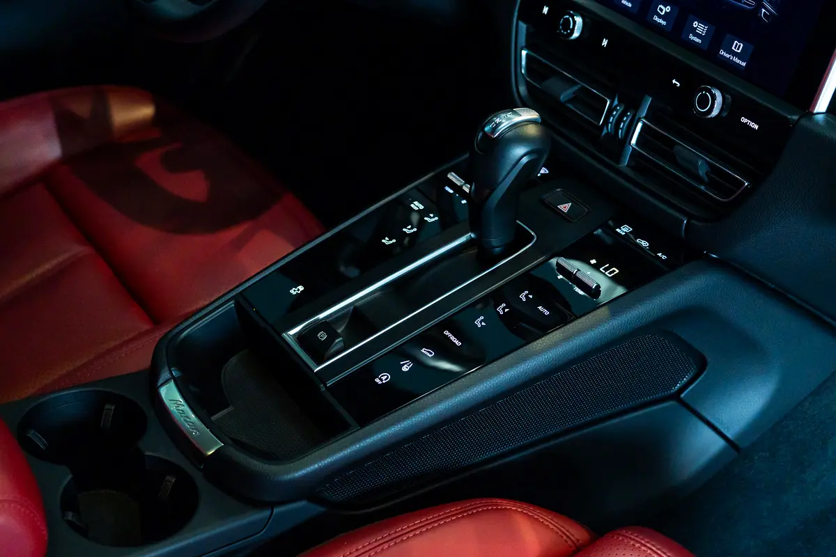 PORSCHE Macan Standard 2025 - photo 11 - Import Émirats | International Cars