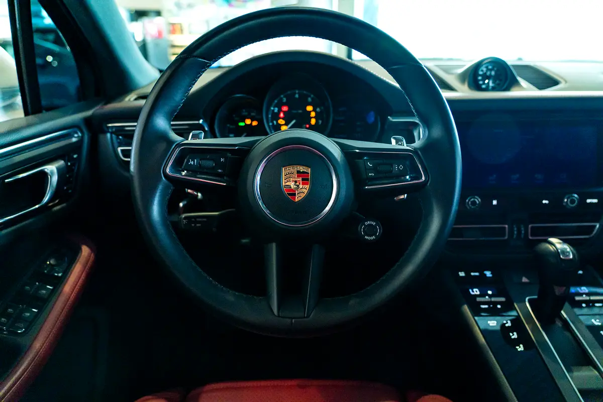 PORSCHE Macan Standard 2025 - photo 9 - Import Émirats | International Cars