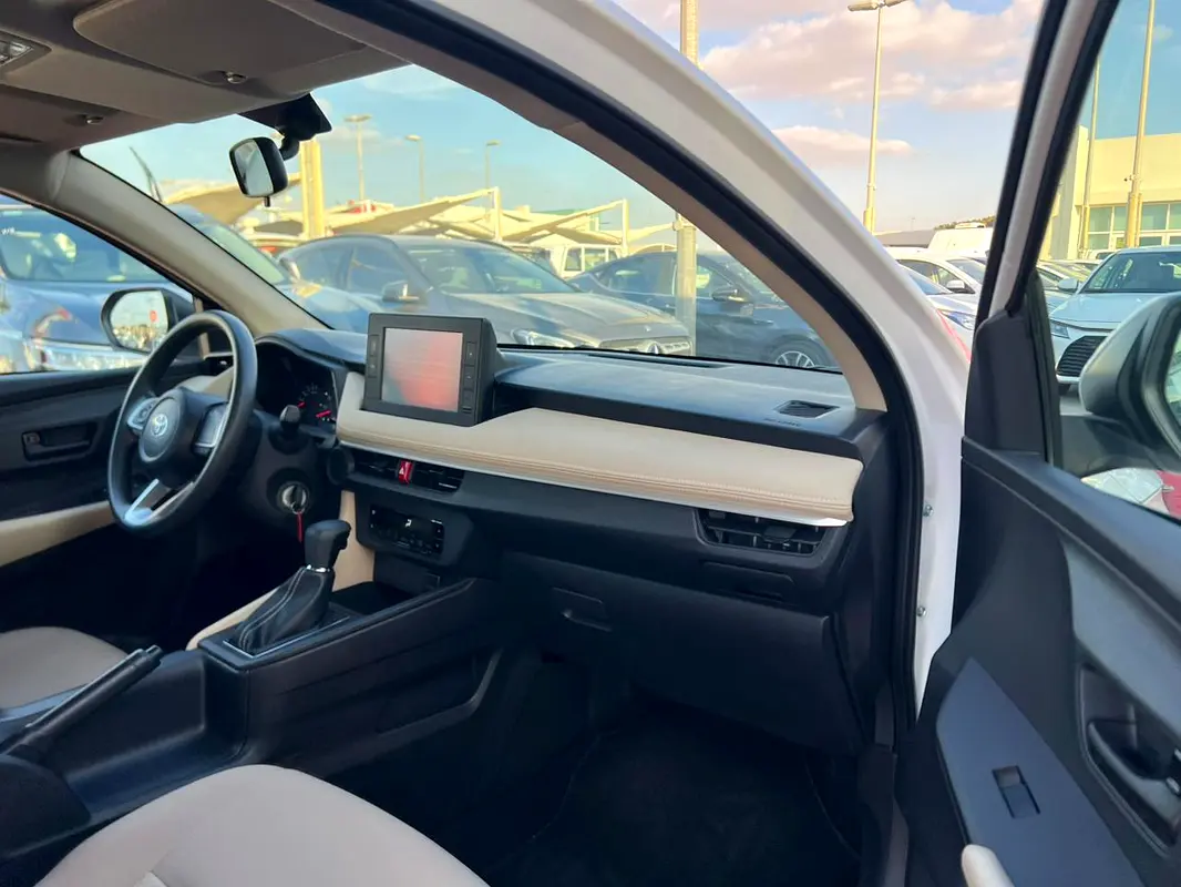 TOYOTA Yaris SE 2023 - photo 10 - Import Émirats | International Cars