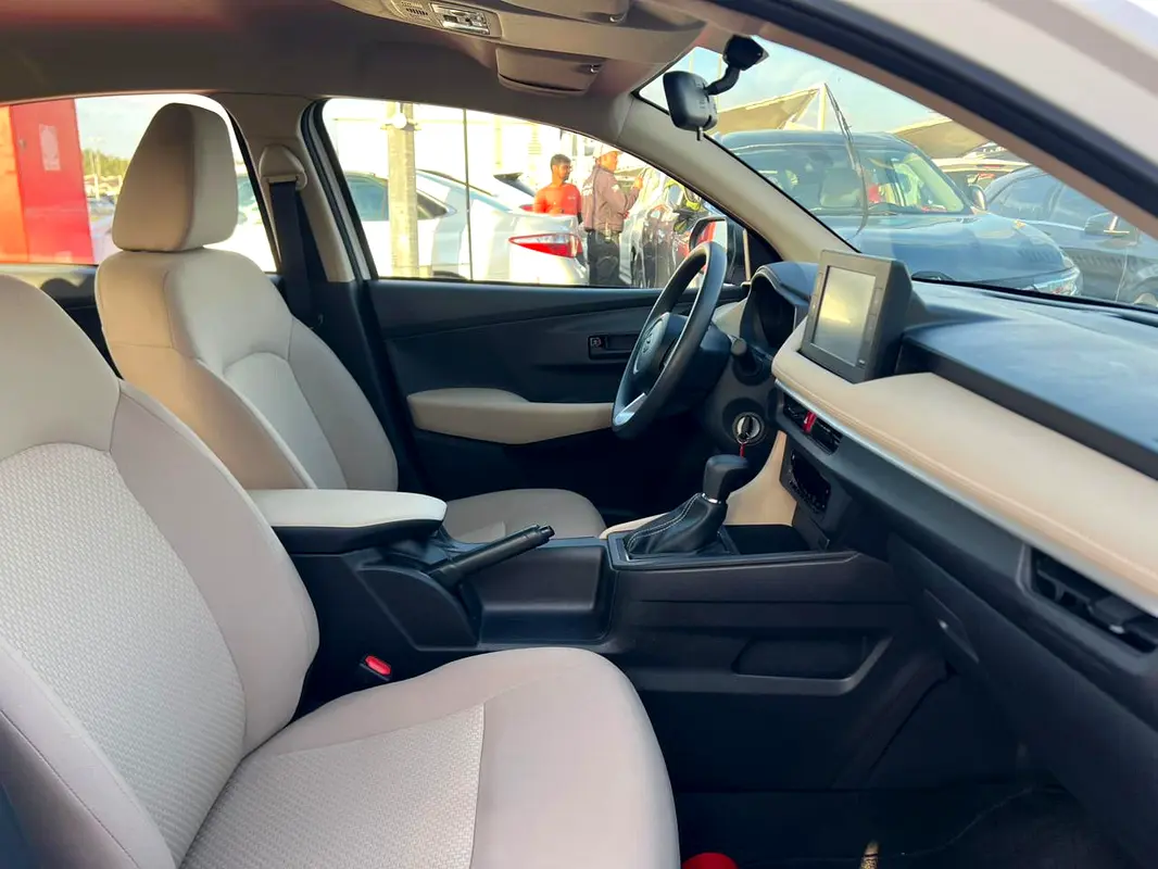 TOYOTA Yaris SE 2023 - photo 11 - Import Émirats | International Cars