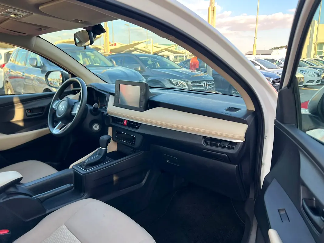 TOYOTA Yaris SE 2023 - photo 10 - Import Émirats | International Cars