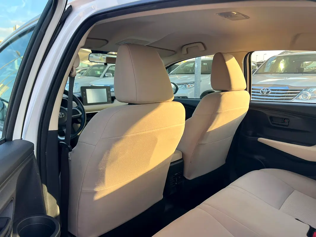 TOYOTA Yaris SE 2023 - photo 12 - Import Émirats | International Cars