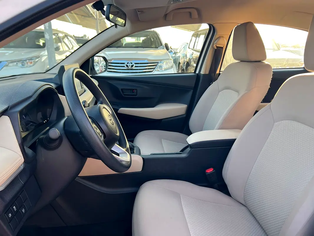 TOYOTA Yaris SE 2023 - photo 9 - Import Émirats | International Cars