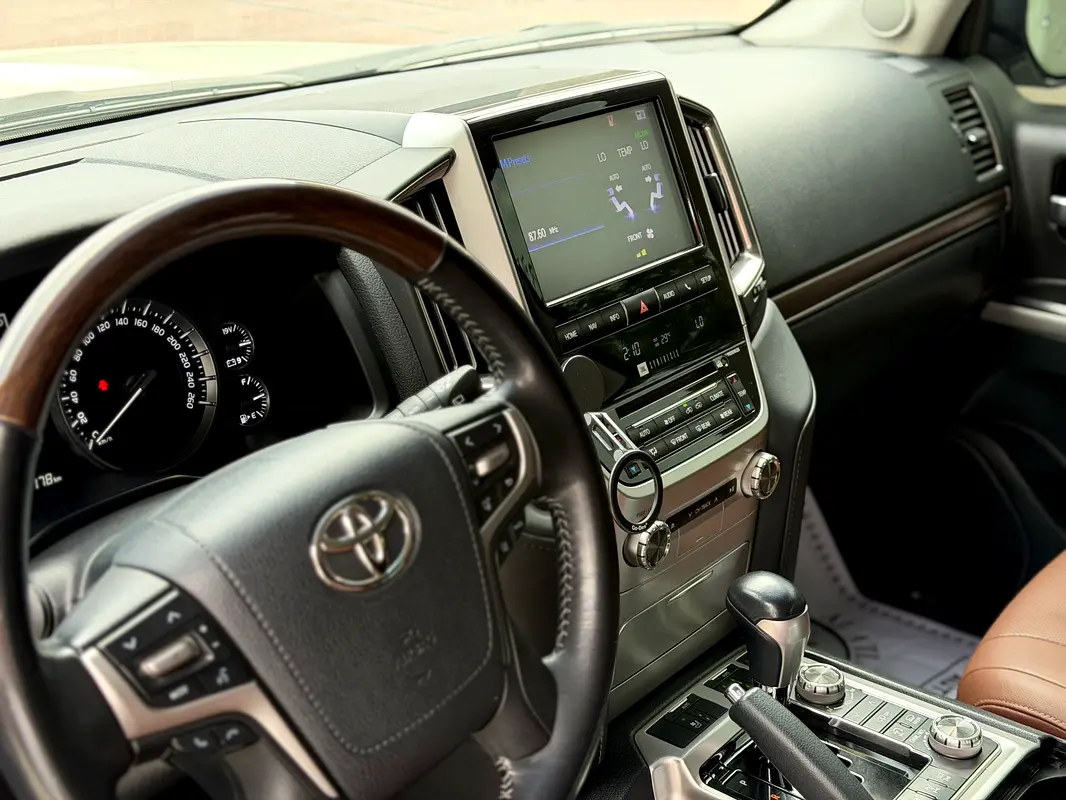 TOYOTA Land Cruiser VXR Grand Touring 2021 - photo 12 - Import Émirats | International Cars