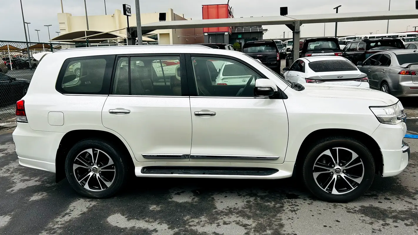 TOYOTA Land Cruiser VXR Grand Touring 2021 - photo 6 - Import Émirats | International Cars