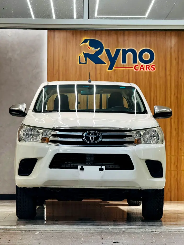 TOYOTA Hilux Double Cab AWD 2017 - photo 2 - Import Émirats | International Cars