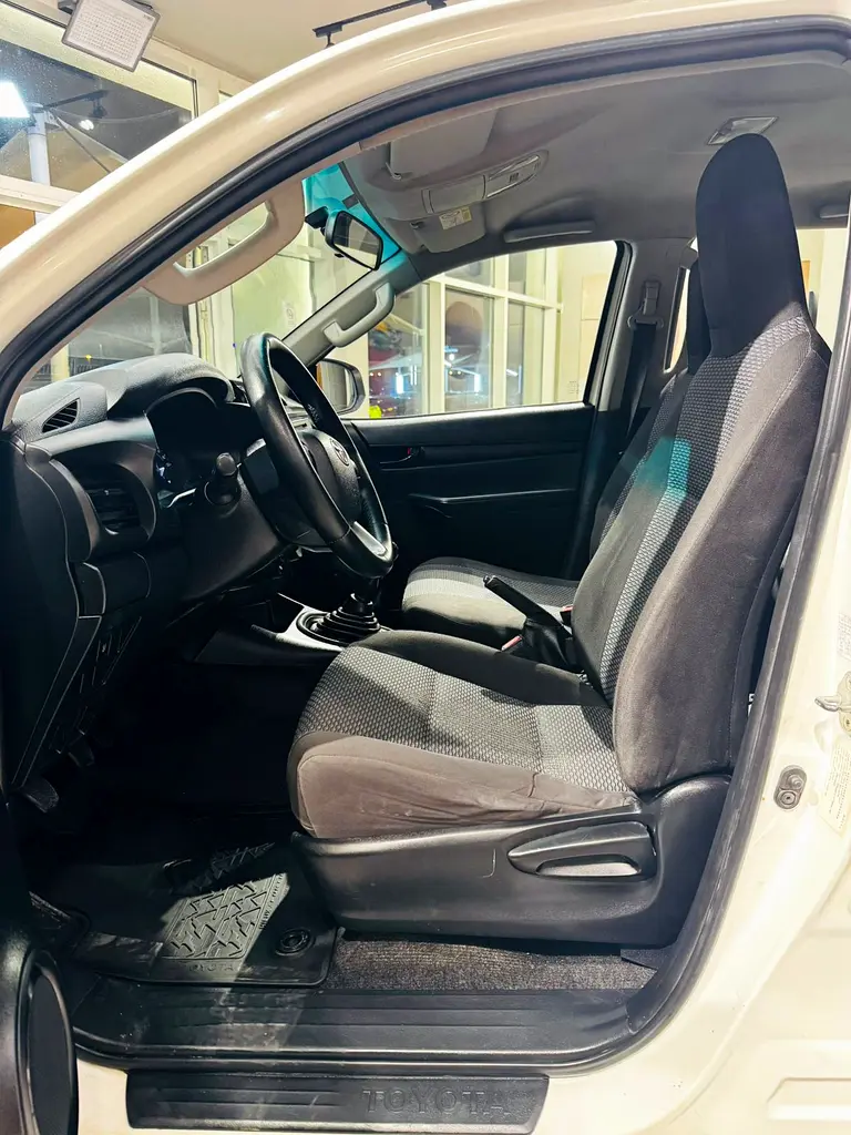 TOYOTA Hilux Double Cab AWD 2017 - photo 4 - Import Émirats | International Cars