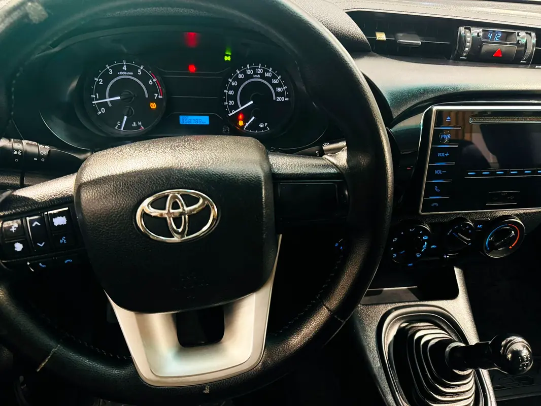 TOYOTA Hilux Double Cab AWD 2017 - photo 6 - Import Émirats | International Cars