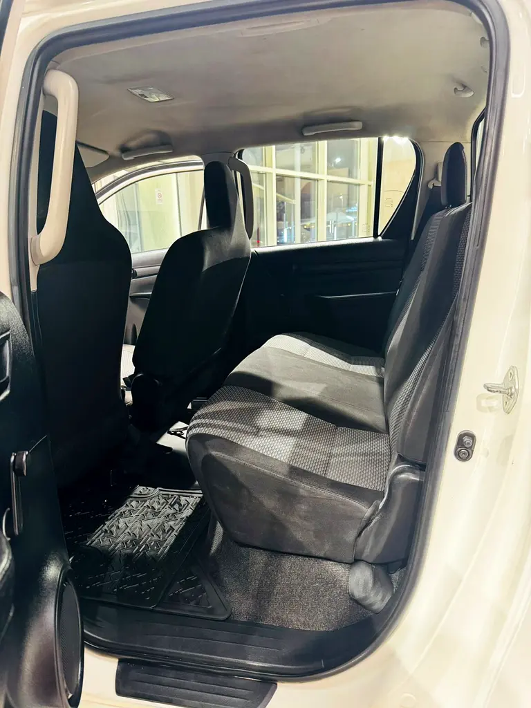 TOYOTA Hilux Double Cab AWD 2017 - photo 7 - Import Émirats | International Cars