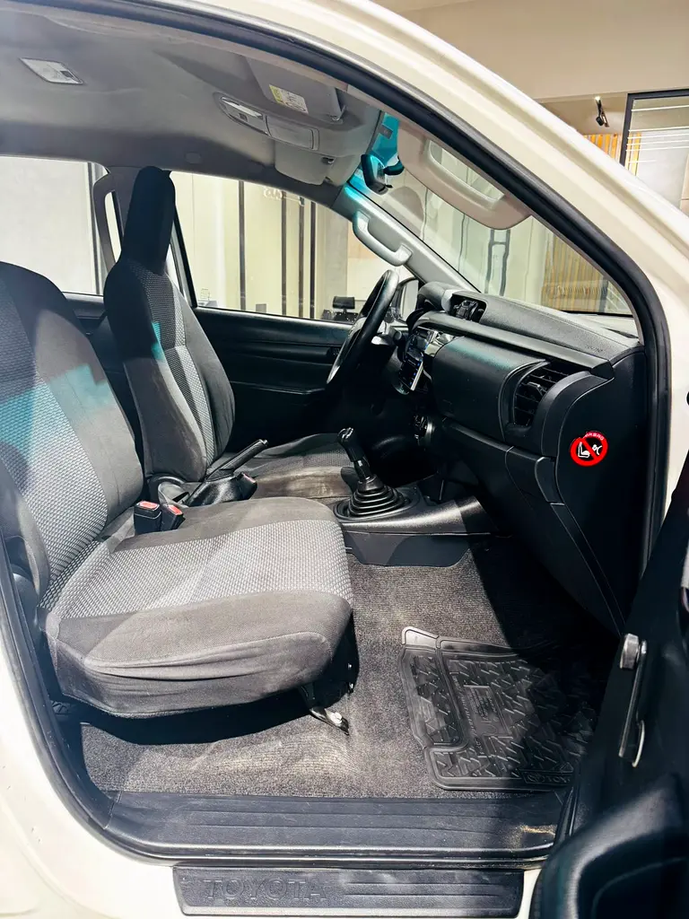 TOYOTA Hilux Double Cab AWD 2017 - photo 8 - Import Émirats | International Cars