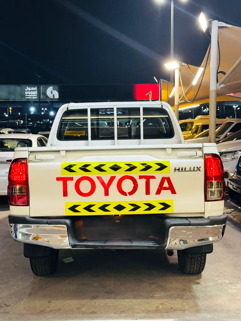 TOYOTA Hilux Double Cab AWD 2017 - photo 9 - Import Émirats | International Cars