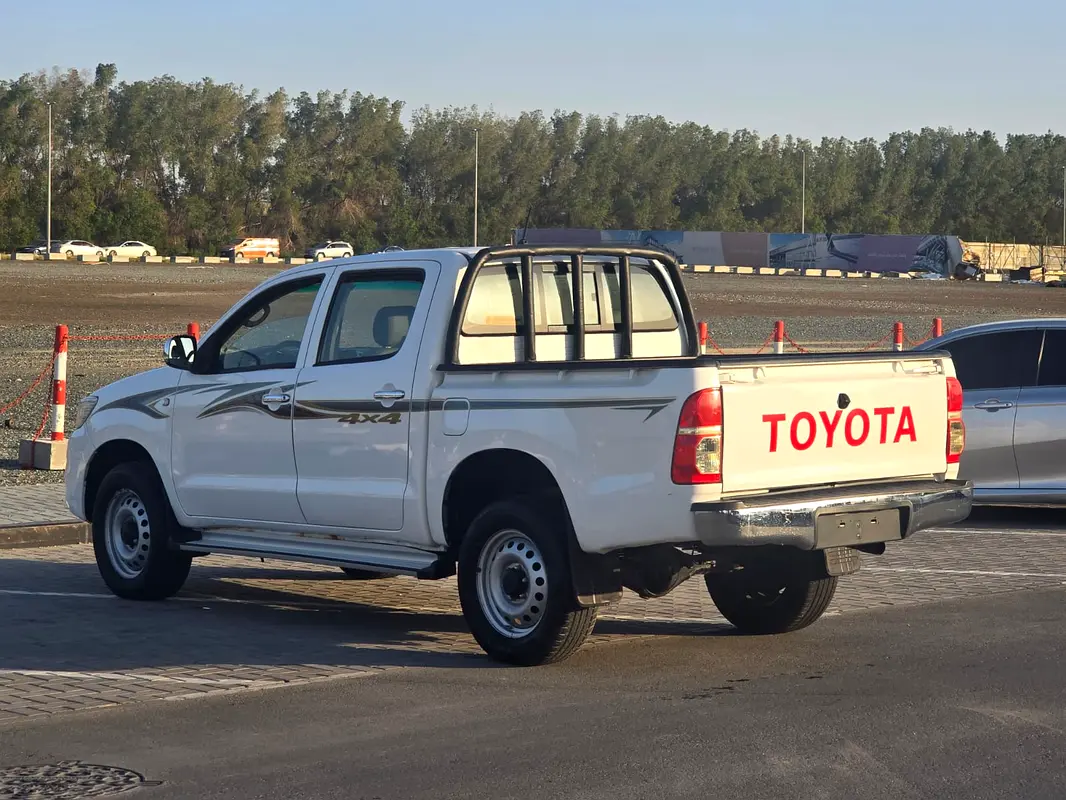 TOYOTA Hilux Double Cab GL 2015 - photo 4 - Import Émirats | International Cars