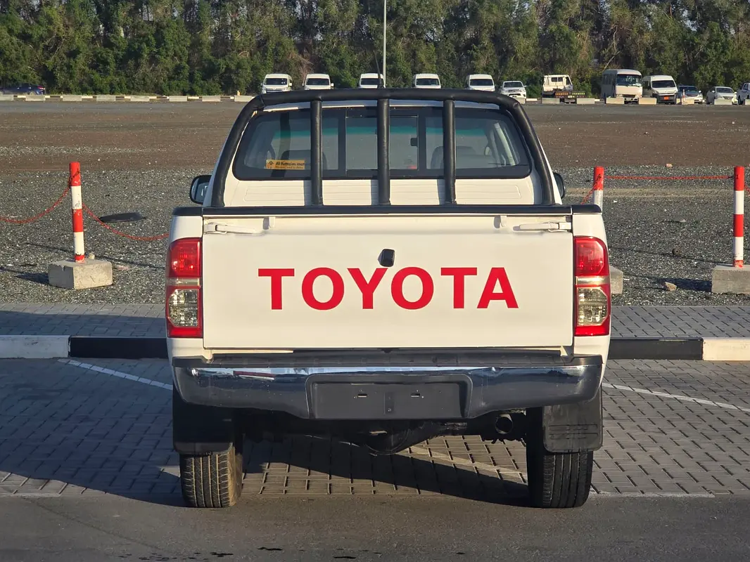 TOYOTA Hilux Double Cab GL 2015 - photo 6 - Import Émirats | International Cars