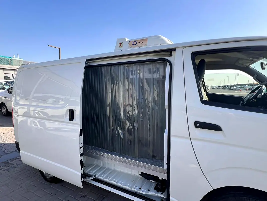 TOYOTA Hiace GL 2023 - photo 11 - Import Émirats | International Cars