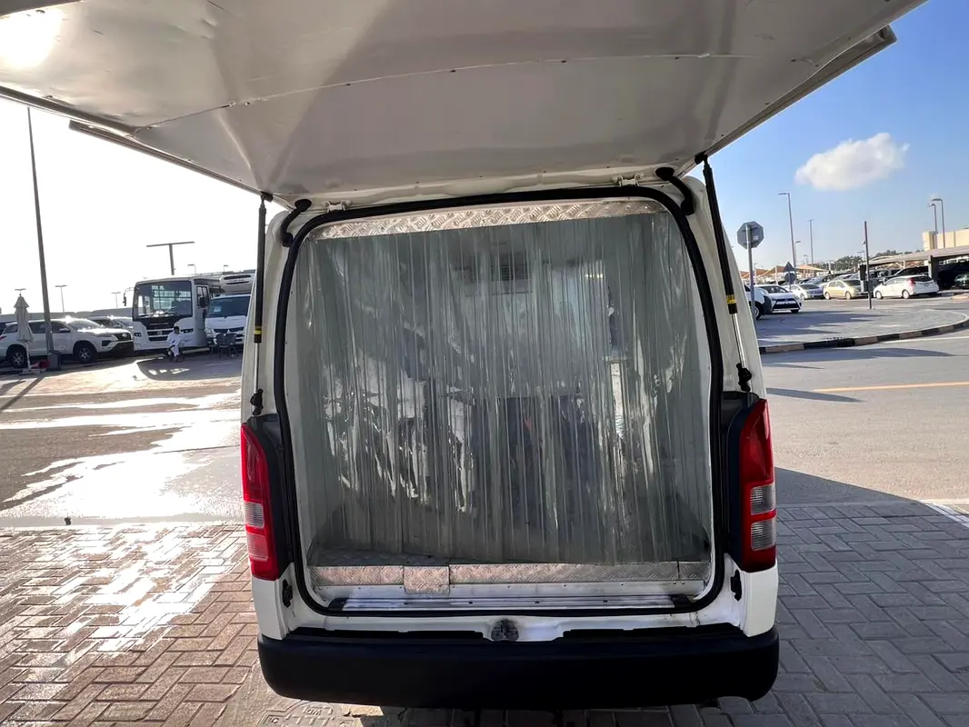 TOYOTA Hiace GL 2023 - photo 12 - Import Émirats | International Cars