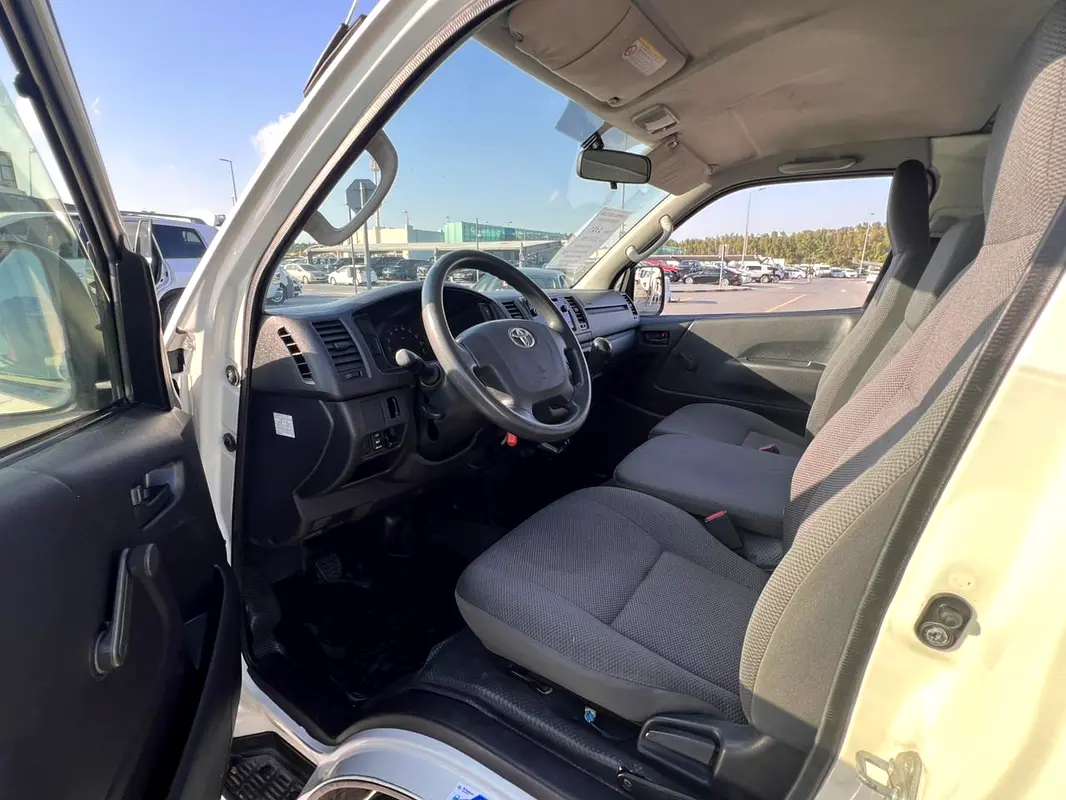 TOYOTA Hiace GL 2023 - photo 7 - Import Émirats | International Cars