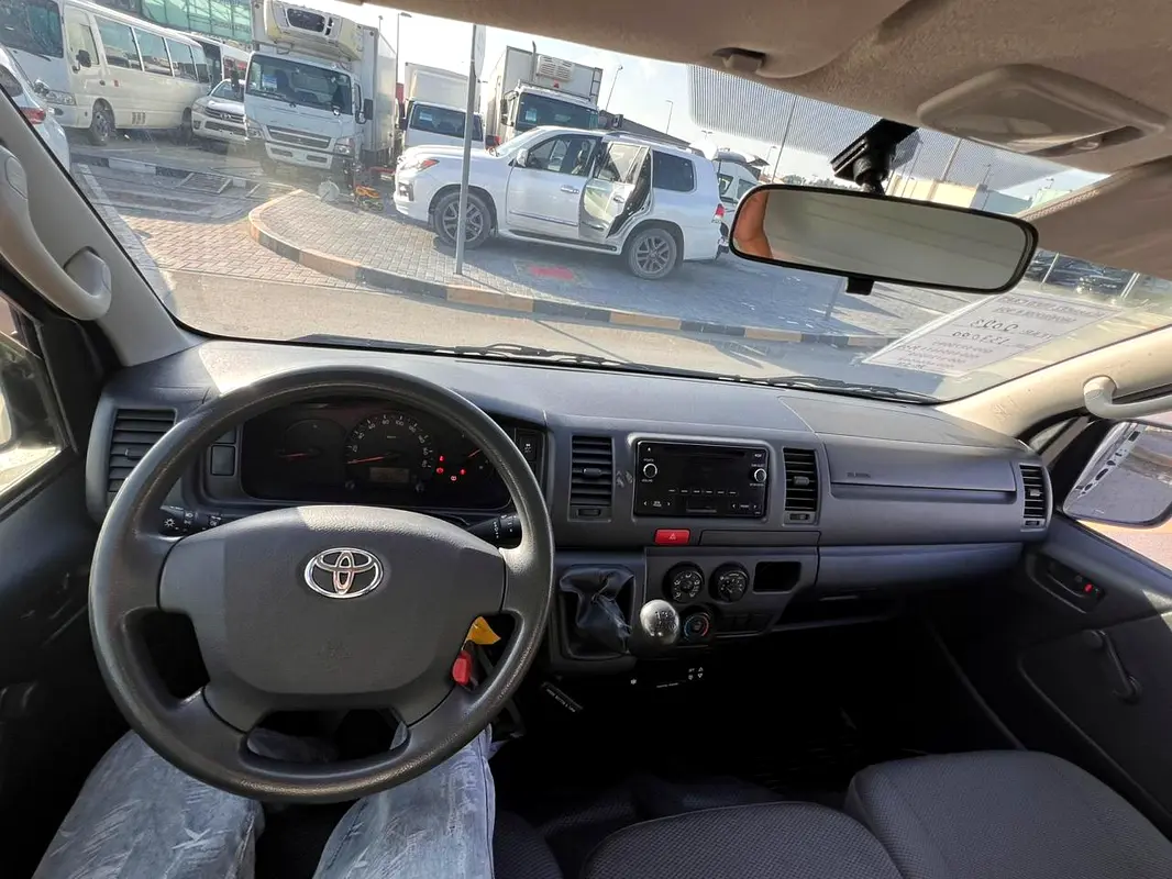 TOYOTA Hiace GL 2023 - photo 8 - Import Émirats | International Cars