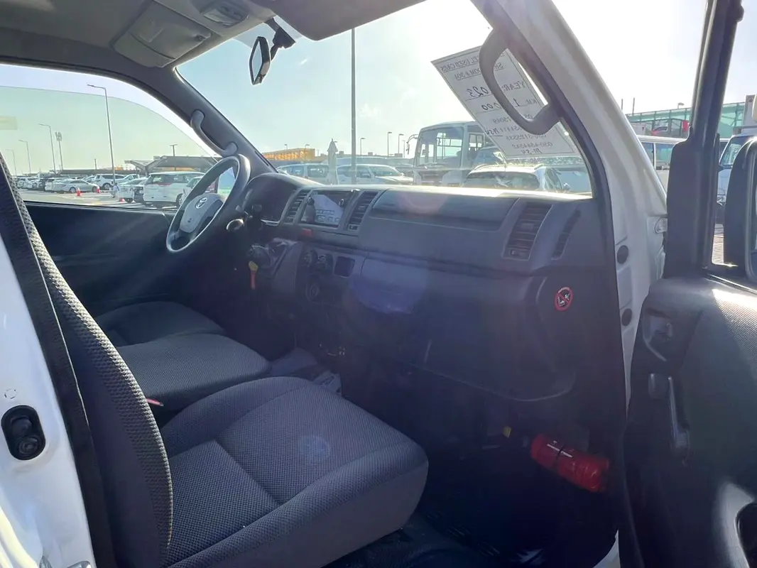 TOYOTA Hiace GL 2023 - photo 9 - Import Émirats | International Cars